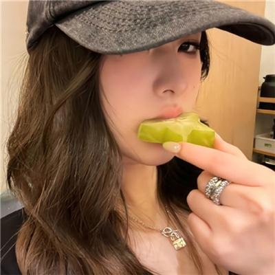 看不见的月亮 海报